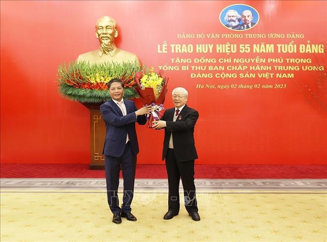 Đồng chí Trần Tuấn Anh, Ủy viên Bộ Chính trị, Trưởng ban Kinh tế Trung ương tặng hoa chúc mừng Tổng Bí thư Nguyễn Phú Trọng. Ảnh : Trí Dũng – TTXVN
