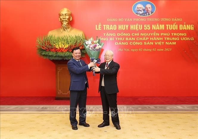 Đồng chí Đinh Tiến Dũng, Ủy viên Bộ Chính trị, Bí thư Thành ủy Hà Nội tặng hoa chúc mừng Tổng Bí thư Nguyễn Phú Trọng. Ảnh : Trí Dũng – TTXVN