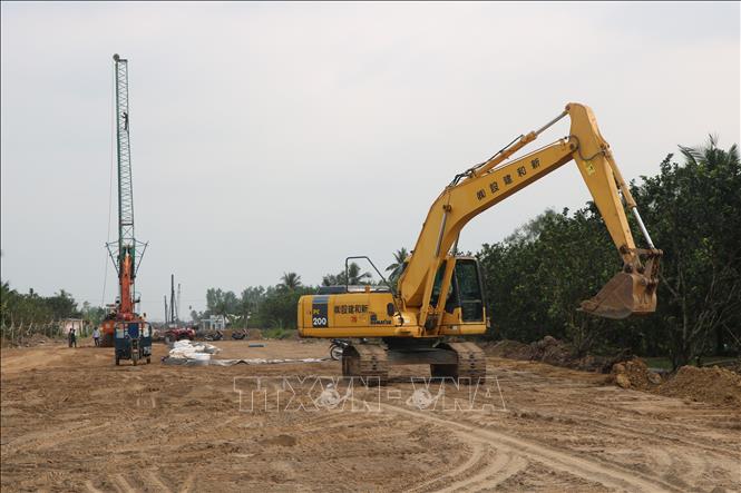 Trong ảnh: Giải phóng mặt bằng phục vụ thi công cầu Rạch Miễu 2. Ảnh: Công Trí - TTXVN