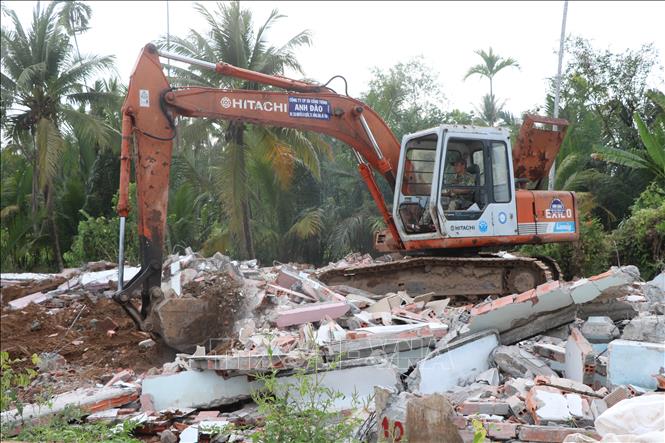 Trong ảnh: Giải phóng mặt bằng phục vụ thi công cầu Rạch Miễu 2. Ảnh: Công Trí - TTXVN