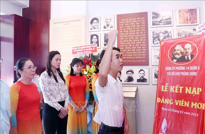 Trong ảnh: Ông Trần Phi Đạo (sinh năm 1985), Ban Quản lý chợ Phùng Hưng, phường 14, Quận 5, nghiêm túc thực hiện ghi thức tuyên thệ của đảng viên mới trước tượng Bác Hồ tại khu di tích lưu niệm Hồ Chí Minh. Ảnh: Xuân Khu-TTXVN