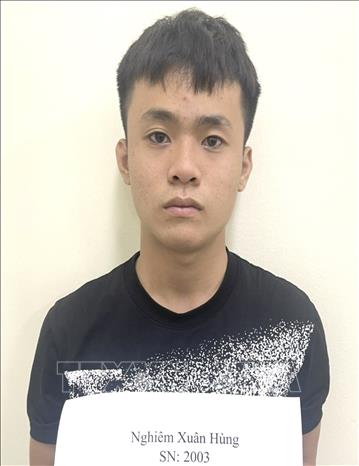 Đối tượng cướp giật tài sản Nghiêm Xuân Hùng tại cơ quan Công an huyện Nhơn Trạch. Ảnh: TTXVN phát