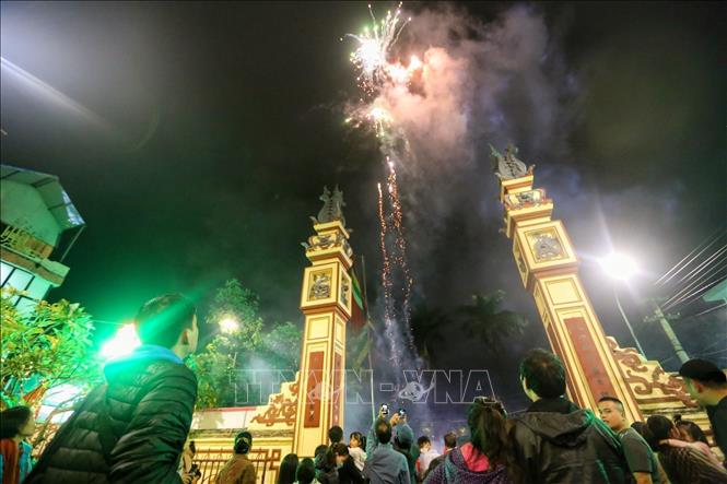 Màn pháo bông tại lễ rước lợn làng La Phù. Ảnh: Tuấn Đức - TTXVN