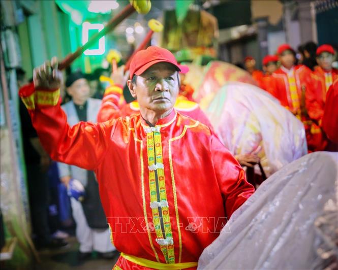 Màn đánh trống của các thôn, xóm trong đoàn rước lợn. Ảnh: Tuấn Đức - TTXVN