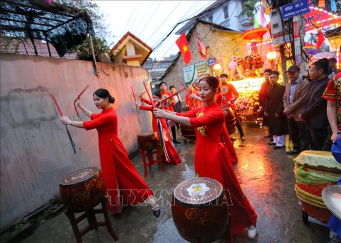 Màn đánh trống của các thôn, xóm trong đoàn rước lợn. Ảnh: Tuấn Đức - TTXVN