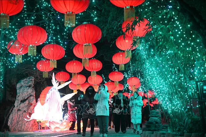 Đèn lồng trang trí chào đón Năm mới tại Thiên Tân, Trung Quốc. Ảnh: THX/TTXVN