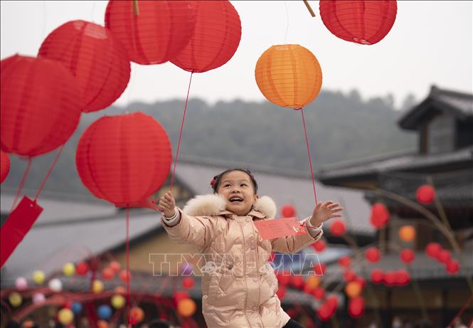 Đèn lồng trang trí chào đón Năm mới tại Giang Tây, Trung Quốc. Ảnh: THX/TTXVN