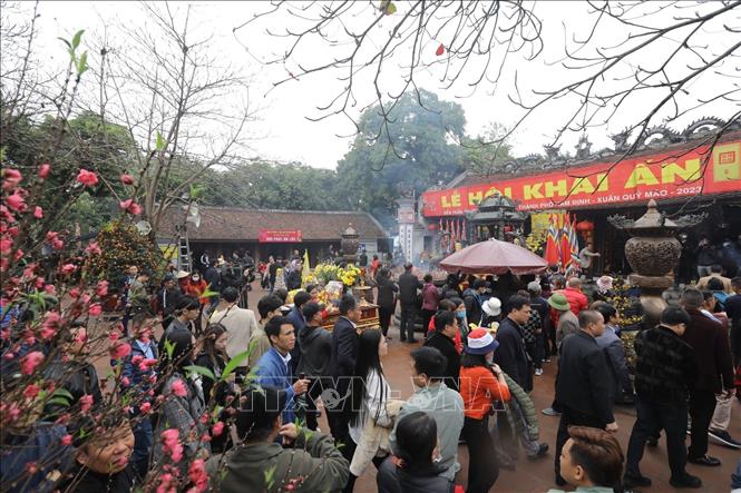 Ngay từ sáng 4/2, rất đông người dân địa phương và du khách đã đến đền Trần để dâng hương, dâng lễ. Ảnh: Minh Quyết - TTXVN