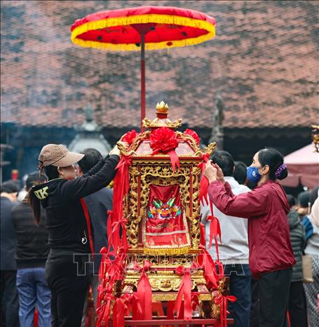 Chuẩn bị kiệu cho nghi lễ rước Kiệu ấn, sẽ diễn ra từ 22h40 đến 23h10. Ảnh: Thanh Tùng - TTXVN