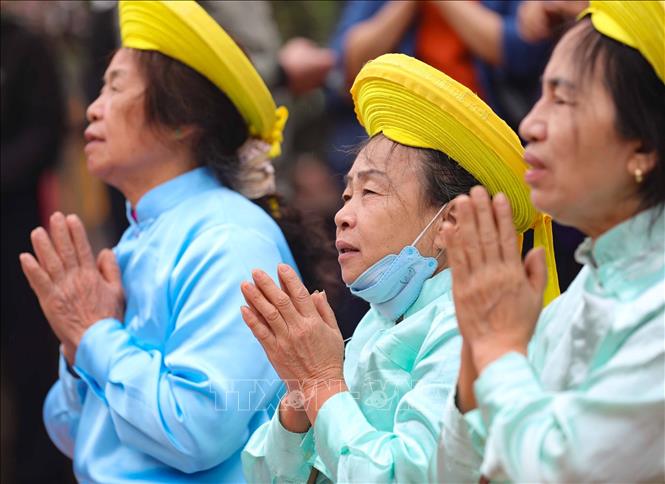 Người dân địa phương đến đền Trần từ sớm ngày 4/2 để dâng hương, dâng lễ, cầu một năm mới sức khoẻ, an khang và hạnh phúc. Ảnh: Thanh Tùng - TTXVN