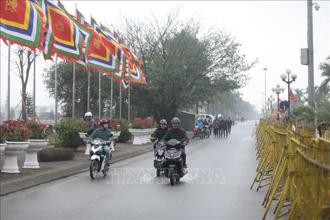 Người dân địa phương và du khách đổ về đền Trần (phường Lộc Vương, thành phố Nam Định) từ khá sớm. Ảnh: Minh Quyết - TTXVN
