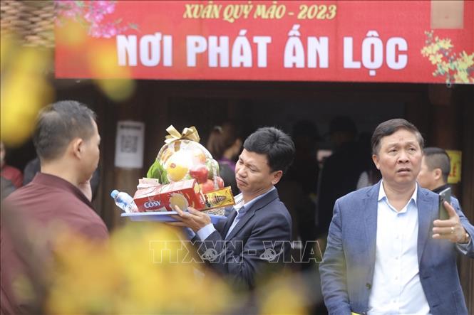 Người dân địa phương và du khách sắp lễ đến đền Trần từ sáng sớm ngày 4/2 để cầu một năm mới sức khoẻ, an khang và hạnh phúc. Ảnh: Minh Quyết - TTXVN
