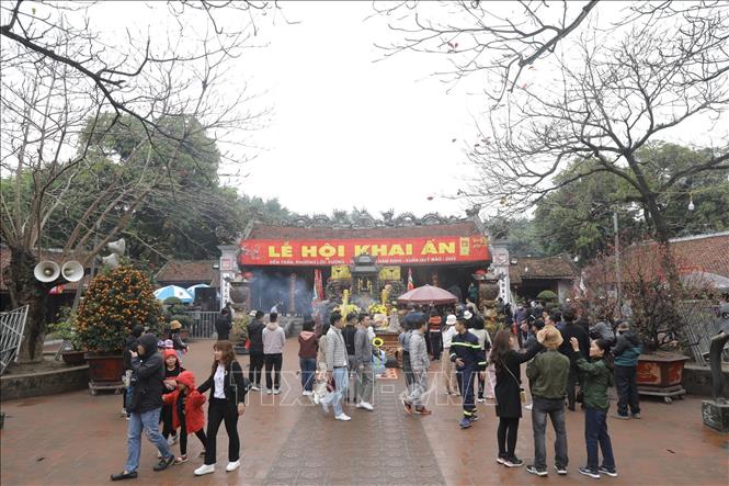 Năm nay, không gian Lễ hội Khai ấn đền Trần được mở rộng với khu quảng trường trung tâm thuộc giai đoạn 1 của dự án Khu di tích lịch sử Văn hóa Trần đã hoàn thành. Ảnh: Minh Quyết - TTXVN