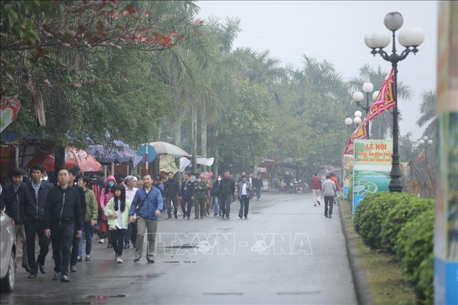 Người dân địa phương và du khách nô nức kéo về đền Trần Nam Định trước giờ khai ấn. Ảnh: Minh Quyết - TTXVN