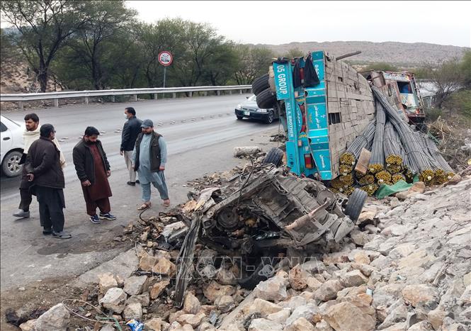 Hiện trường vụ tai nạn giao thông ô tô chở khách va chạm với xe đầu kéo tại tỉnh Khyber Pakhtunkhwa, Tây Bắc Pakistan, ngày 3//2/2023. Ảnh: THX/TTXVN