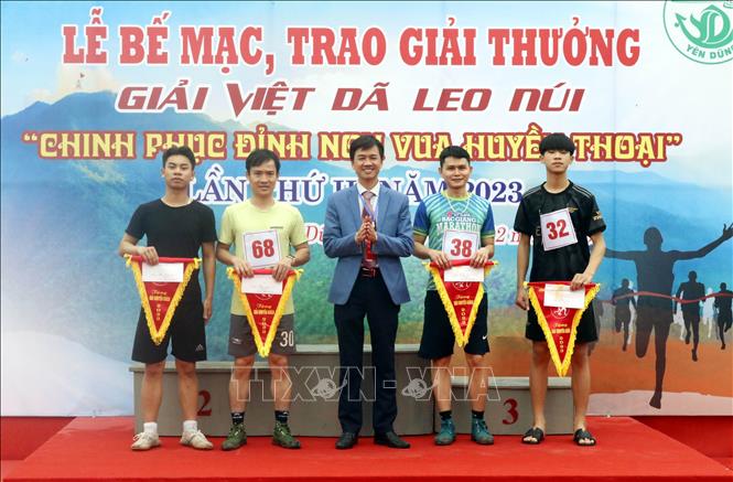 Ban Tổ chức trao giải Khuyến khích cho VĐV ở nội dung cá nhân nam. Ảnh: Đồng Thúy-TTXVN