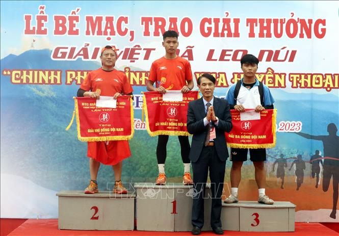 Ban Tổ chức trao giải cho VĐV ở nội dung đồng đội nam. Ảnh: Đồng Thúy-TTXVN