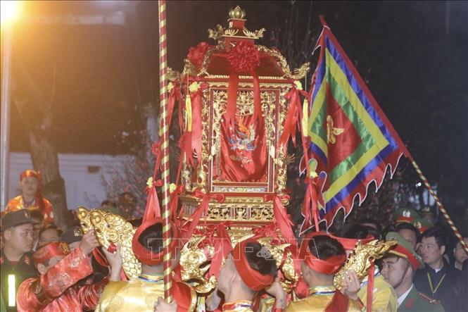 Nghi lễ rước Kiệu ấn từ 22h40 đến 23h10, trước giờ Khai ấn. Ảnh: Minh Quyết - TTXVN