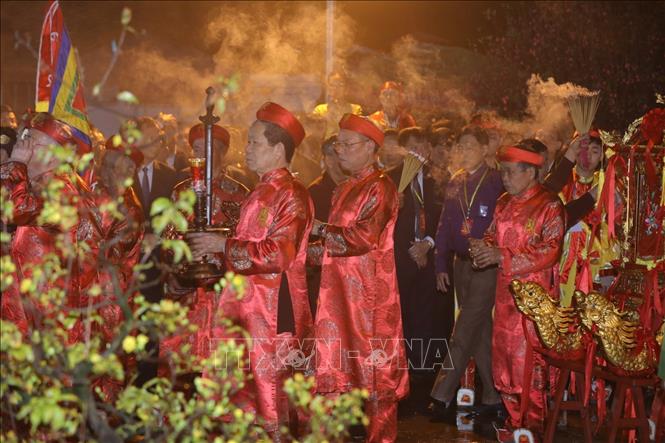 Các cụ cao niên thực hiện nghi lễ dâng hương trước giờ Khai ấn. Ảnh: Minh Quyết - TTXVN