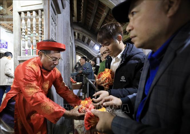 Những túi lương được phát cho người dân và du khách dự lễ tại 19 cửa bố trí quanh đền Trần Thương. Ảnh: Nhật Anh - TTXVN