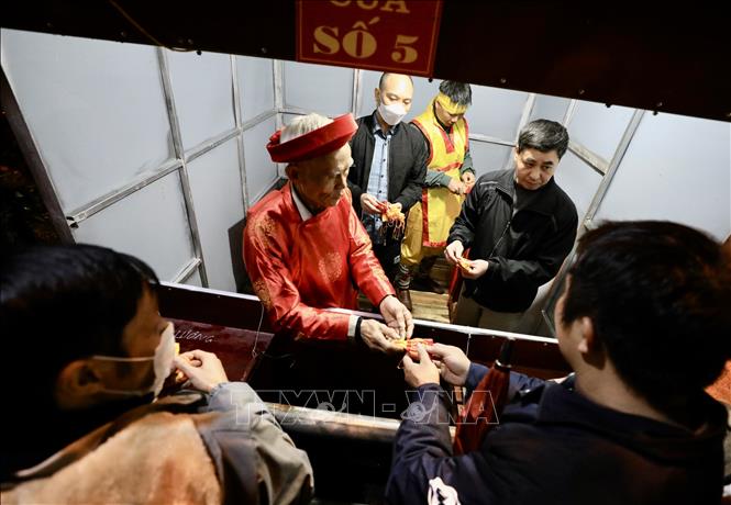 Túi lương được phát cho người dân và du khách dự lễ tại 19 cửa bố trí quanh đền Trần Thương. Ảnh: Nhật Anh - TTXVN