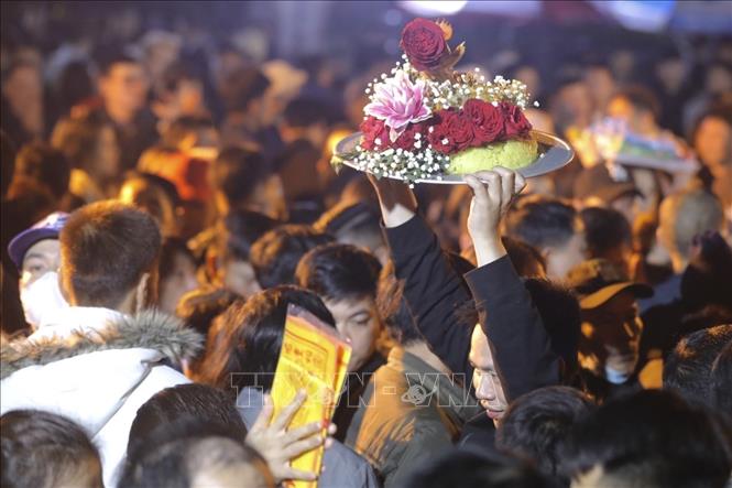 Sau giờ khai ấn, người dân và du khách đến dâng hương, dâng lễ cầu một năm mới sức khoẻ, an khang và hạnh phúc. Ảnh: Minh Quyết - TTXVN