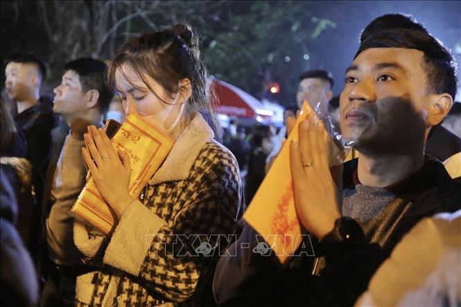 Người dân đến lễ, cầu một năm mới sức khoẻ, an khang và hạnh phúc. Ảnh: Minh Quyết -TTXVN