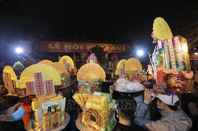 Sau giờ khai ấn, người dân và du khách đến dâng hương, dâng lễ cầu một năm mới sức khoẻ, an khang và hạnh phúc. Ảnh: Minh Quyết - TTXVN