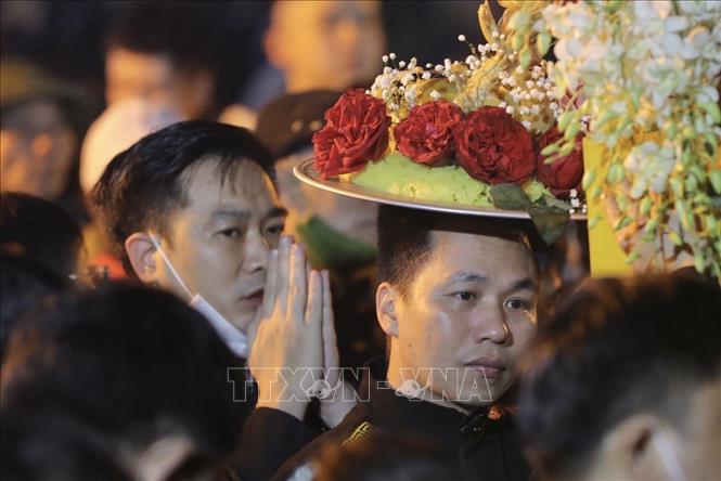 Sau giờ khai ấn, người dân và du khách thập phương đến dâng hương, dâng lễ cầu một năm mới sức khoẻ, an khang và hạnh phúc. Ảnh: Minh Quyết - TTXVN