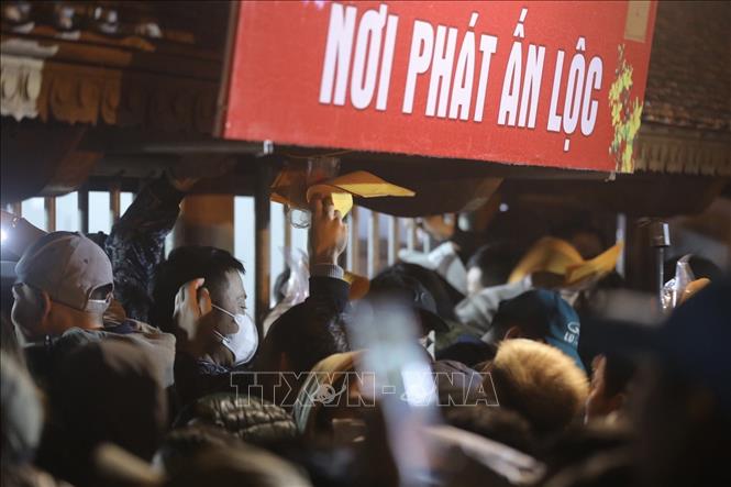 Khu vực phát lộc ấn tại đền Trần Nam Định. Ảnh: Minh Quyết - TTXVN