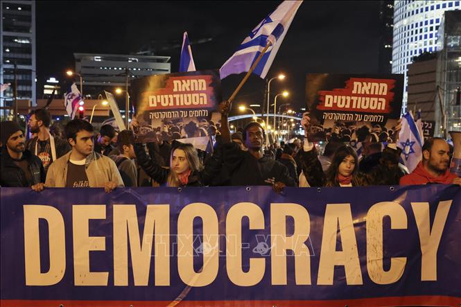 Người dân Israel  biểu tình phản đối cải cách tư pháp tại Tel Aviv, ngày 4/2/2023. Ảnh: AFP/TTXVN