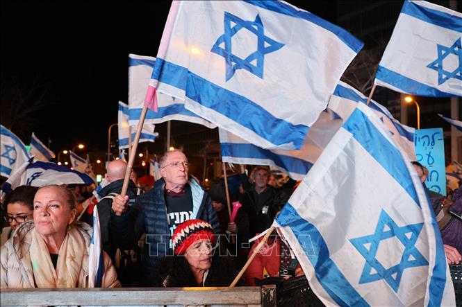 Người dân Israel  biểu tình phản đối cải cách tư pháp tại Tel Aviv, ngày 4/2/2023. Ảnh: AFP/TTXVN