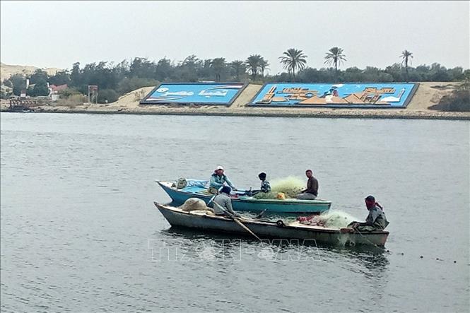 Thuyền đánh cá  qua Kênh đào Suez, Ai Cập, ngày 9/1/2023. Ảnh: AFP/TTXVN