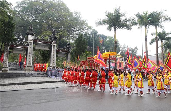 Trong ảnh: Đoàn rước từ sân khâu chính lên Đền Thượng. Ảnh: Quốc Khánh - TTXVN