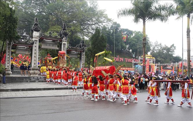 Trong ảnh: Đoàn rước từ sân khâu chính lên Đền Thượng. Ảnh: Quốc Khánh - TTXVN