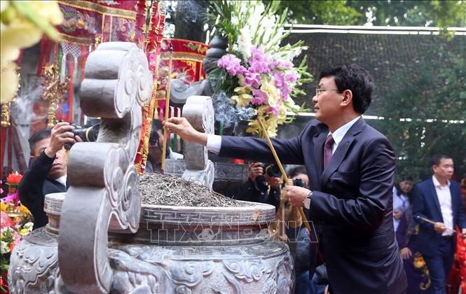 Trong ảnh: Lãnh đạo tỉnh Lào Cai dâng hương tại Đền Thượng. Ảnh: Quốc Khánh - TTXVN