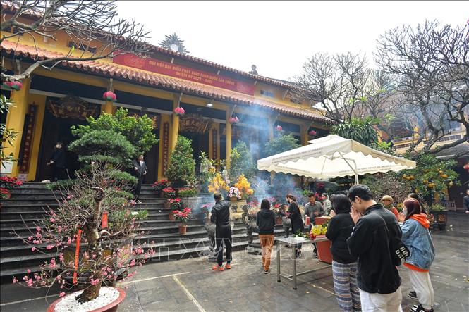 Trong ảnh: Người dân cầu bình an, may mắn tại chùa Quán Sứ (Hà Nội). Ảnh: Minh Đức – TTXVN