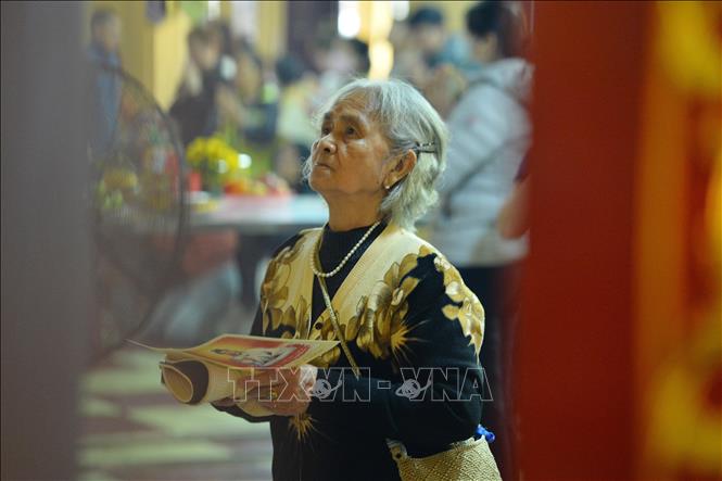 Trong ảnh: Một cụ bà đi lễ Rằm tháng Giêng (Tết Nguyên tiêu) . Ảnh: Minh Đức – TTXVN

