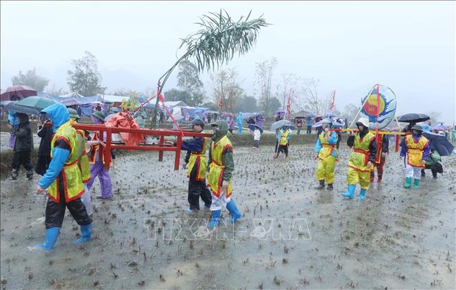 Vật tế mặt nguyệt (tượng trưng cho sinh thực khí nữ) được tạo hình từ hai chiếc mẹt cỡ lớn úp mặt vào nhau, trên có tô vẽ hình âm dương nhiều màu sắc cùng hai chữ 