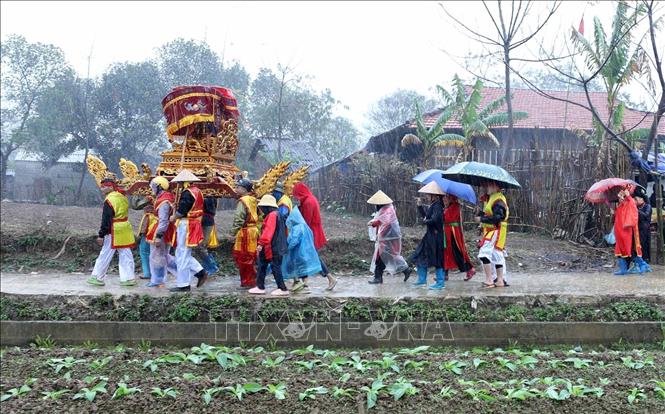 Đám rước long ngai và bài vị của đức vua Cao Quyết từ đình Làng Mỏ đến miếu Xa Vùn. Ảnh: Anh Tuấn – TTXVN