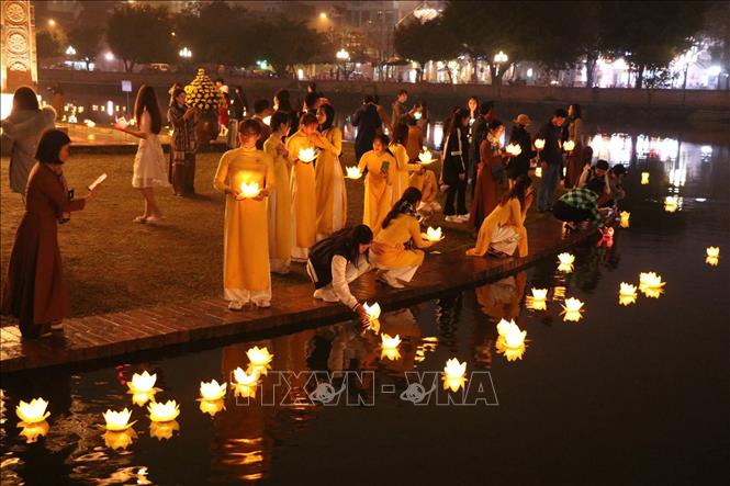Các tăng ni, phật tử cùng du khách thả đèn hoa đăng cầu mong một năm mới nhiều may mắn. Ảnh: Đức Phương - TTXVN