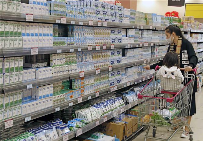 Trong ảnh: Người dân mua sắm tại siêu thị Aeon Long Biên, Hà Nội. Ảnh: Trần Việt - TTXVN
