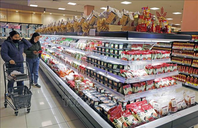 Trong ảnh: Hàng hóa đa dạng được bày bán tại siêu thị Aeon Long Biên, Hà Nội. Ảnh: Trần Việt - TTXVN