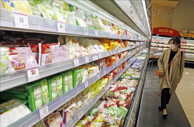 Trong ảnh: Hàng hóa đa dạng được bày bán tại siêu thị Aeon Long Biên, Hà Nội. Ảnh: Trần Việt - TTXVN