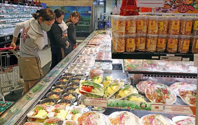 Trong ảnh: Người dân mua sắm tại siêu thị Aeon Long Biên, Hà Nội. Ảnh: Trần Việt - TTXVN