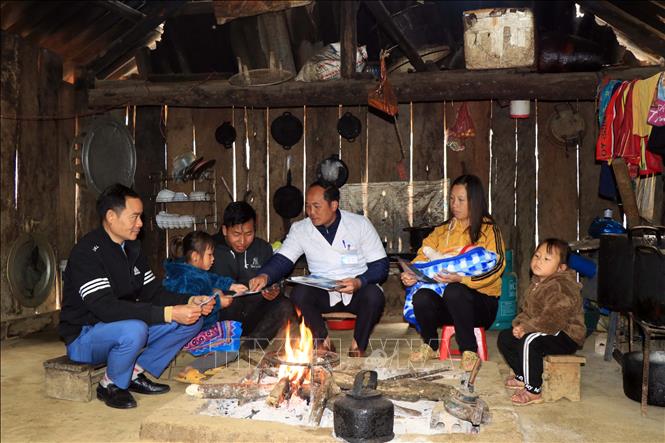 Cán bộ chuyên trách dân số xã tuyên truyền nâng cao nhận thức cho người dân huyện Vân Hồ về chênh lệch giới tính khi sinh. Ảnh: Hữu Quyết - TTXVN