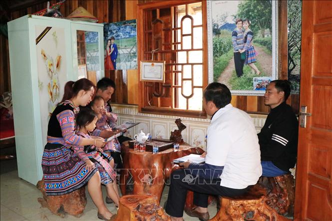 Cán bộ chuyên trách dân số xã tuyên truyền nâng cao nhận thức cho người dân huyện Vân Hồ về chênh lệch giới tính khi sinh. Ảnh: Hữu Quyết - TTXVN