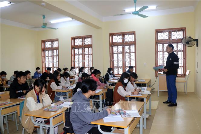 Cán bộ Trung tâm Y tế huyện Vân Hồ tuyên truyền về hệ quả của tình trạng mất cân bằng tính khi sinh cho học sinh THPT. Ảnh: Hữu Quyết - TTXVN