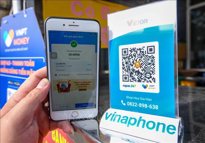 People use e-wallet in An Khanh market, Ninh Kieu district, southern Can Tho province. . VNA Photo: Thanh Liêm