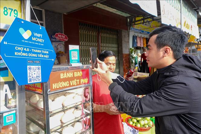 People use e-wallet in An Khanh market, Ninh Kieu district, southern Can Tho province. . VNA Photo: Thanh Liêm